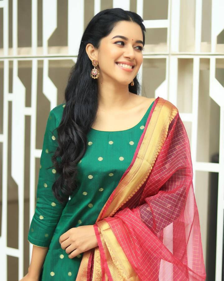 விடிந்தாலும் தூக்கத்தில் விழி ஓரத்தில் வரும் கனவு நீ