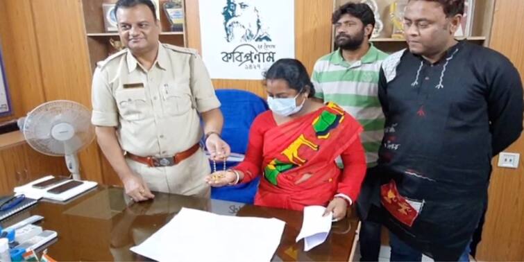 Basirhat: An example of honesty is the Toto driver of Basirhat, who returned the gold jewelry Basirhat: সততার নজির বসিরহাটের টোটো চালকের, ফিরিয়ে দিলেন সোনার গয়না