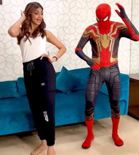 Shilpa Shetty Requests 'Spidey' Tom Holland to Get Her Tickets for Spider-Man શિલ્પા શેટ્ટીએ ફિલ્મની ટિકિટ મેળવવા માટે સ્પાઇડર મેનને શીખવાડ્યો ડાન્સ,  પછી શું થયુ?