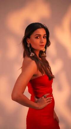 Alia Bhatt ਦੀ ਰੈੱਡ ਡ੍ਰੈੱਸ ਨੇ ਖਿੱਚਿਆ ਸਾਰਿਆਂ ਦਾ ਧਿਆਨ, ਤਸਵੀਰਾਂ ਦੇਖ ਕੇ ਰਣਬੀਰ ਕਪੂਰ ਵੀ ਹੈਰਾਨ