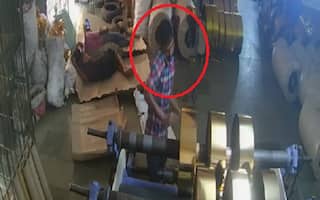 Surat : મોબાઇલ પર વાત કરતા કરતા કામ કરવાની ટેવ હોય તો જોઇ લો આ વીડિયો, નહીં તો પછી.......