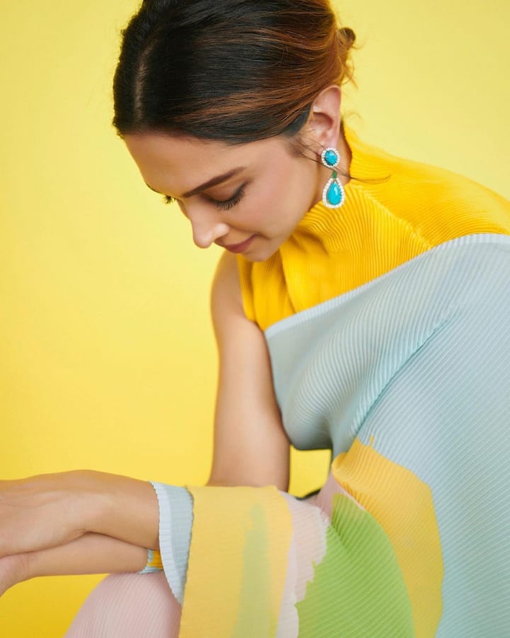 పసుపు రంగు బ్లౌజ్లో లేత నీలి, ఆకుపచ్చ, పింకు రంగులు కలిసిన చీరలో దీపికా చీరకే అందాన్ని తెచ్చింది. (Image credit: Deepika padukone/ Instagram)