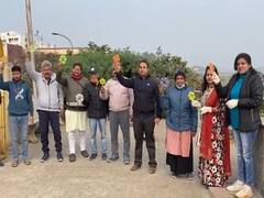 Agra News: आगरा में नेताओं के खिलाफ अनोखा प्रदर्शन, झुनझुना बजाकर पूछा- क्या मिला?