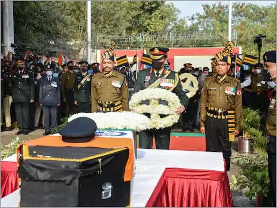 Group Captain Varun Singh Who Died Of Chopper Crash Wounds Gets Moving Send-Off today hometown Bhopal Captain Varun Singh Farewell:ভোপালে চোখের জলে চিরবিদায় কপ্টার দুর্ঘটনায় নিহত গ্রুপ ক্যাপ্টেন বরুণ সিংহকে