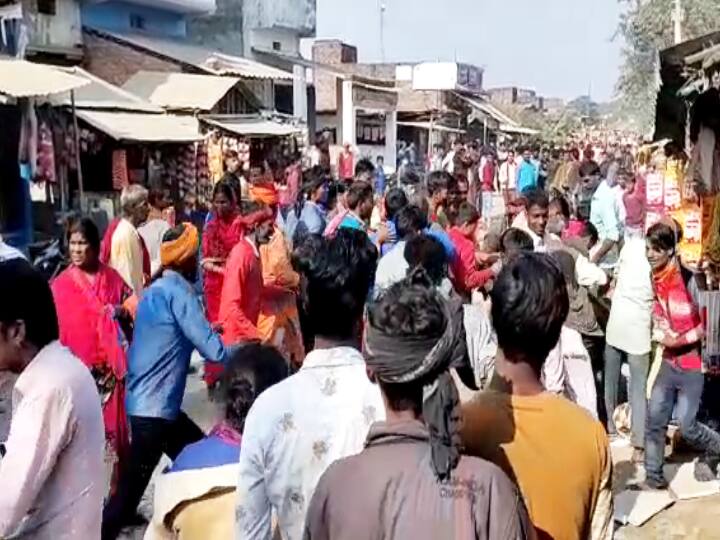 Bihar News: यह भीड़ किसी मारपीट या प्रदर्शन की नहीं, शराब लूटने के लिए लगी है, महिलाओं से लेकर बच्चे तक ले गए ‘बोतल’