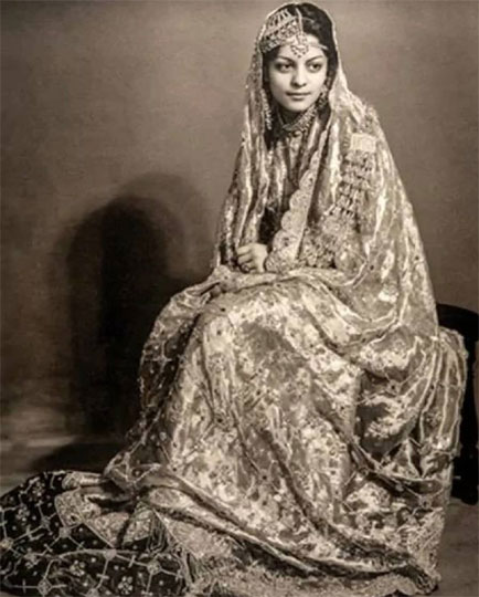 1939 में पहली बार Kareena Kapoor की दादी सास साजिदा सुल्तान ने पहना था ये खास जोड़ा, 73 साल बाद बेबो ने उसी अंदाज में किया था कैरी