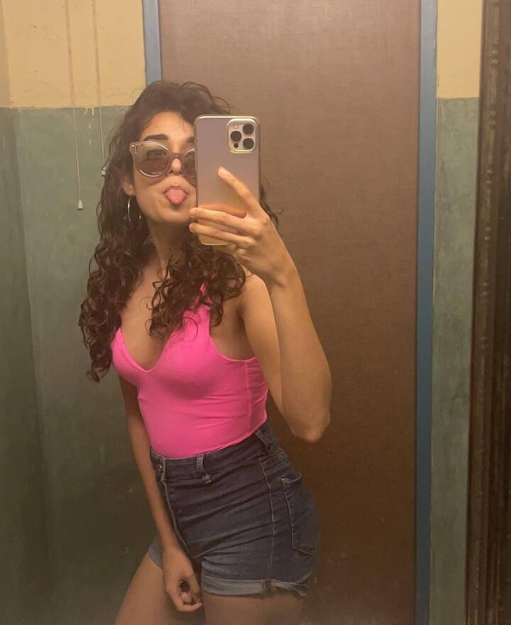 वेब गर्ल अशी ओळख असलेली मिथिला पालकर सोशल मीडियावर चांगलीच सक्रिय असते. (photo:mipalkarofficial/ig)