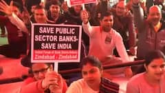 Bank Employees protest against Modi govt's decision over bank privatisation bill | Bharat Ki Baat