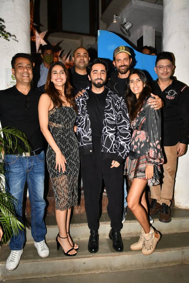 मुंबई के बांद्रा में मौजूद सेलेब्रिटी रेस्ट्रोरेंट ऑलिव में सक्सेस पार्टी को इन्जॉय किया गया जिसमें आयुष्मान खुराना, वाणी कपूर, ऋतिक रोशन और फिल्म से जुड़े खास लोग मौजूद दिखे.