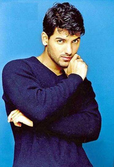 ஜான் ஆப்ரஹாம் எம்.பி.ஏ. பட்டதாரி ஆவார்.