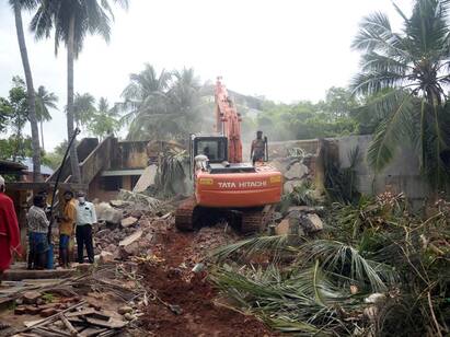 Houses built in pond was demolished in Thanjavur தஞ்சையில் 75 ஆண்டுகளாக குளத்தை ஆக்கிரமித்து கட்டப்பட்ட வீடுகள் அகற்றம்