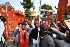 UP Election 2022: चुनावी रैली से पहले हनुमान जी की शरण में पहुंचे Akhilesh Yadav, रायबरेली की विजय यात्रा में जुटी हजारों की भीड़