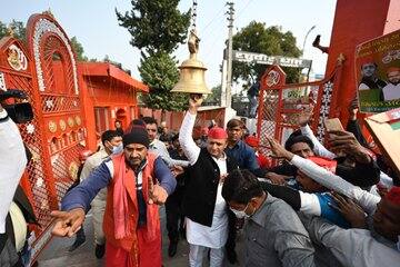 मंदिर में एंट्री करते ही अखिलेश यादव ने द्वार पर लगी घंटी बजाई और हाथ जोड़ते हुए मंदिर परिसर में प्रवेश किया.