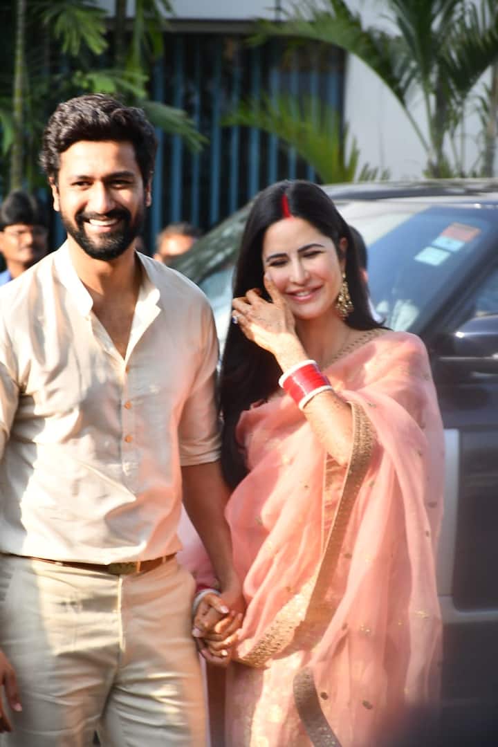 कैटरीना कैफ और विक्की कौशल ने 9 दिसंबर को शादी और 10 दिसंबर को दोनों हनीमून के लिए रवाना हो गए थे. वहीं अब दोनों मुंबई में हैं और पोस्ट वेडिंग सेलिब्रेशन में बिजी हैं.