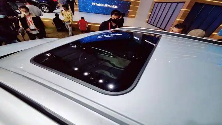 Kia મોટર્સે ગુરુવારે કહ્યું કે Kia Carens SUVનું બુકિંગ જાન્યુઆરીના મધ્યથી શરૂ થશે. Kia India એ Kia Carens ની પ્રથમ ઝલક બતાવી, જે ભારતીય બજારમાં તેની ચોથી અને પ્રથમ 7-સીટર કાર છે. કંપની ભારતીય બજારમાં પ્રથમ 3-રો 7-સીટર કાર હશે.