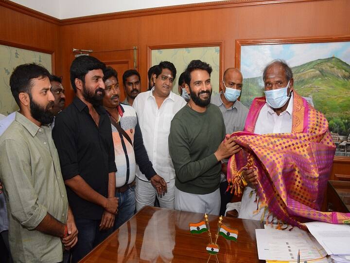 Reduce the shooting line - Actor Santhanam requests to meet the Puducherry Chief Minister in person படப்பிடிப்பு வரியை குறையுங்கள் - புதுச்சேரி முதல்வரை நேரில் சந்தித்து நடிகர் சந்தானம் கோரிக்கை