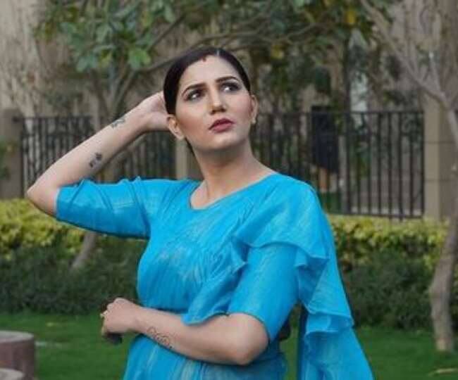 सपना चौधरी ने टीवी के सबसे चर्चित रिएलिटी शो बिग बॉस-11 में हिस्सा लिया था. जिसके बाद उनकी फैन फॉलोइंग में तगड़ा उछाल देखने को मिला है. इन दिनों सपना सोशल मीडिया में अक्सर अपनी फोटो और वीडियो शेयर करती रहती हैं.