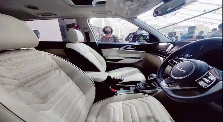 કંપનીએ હાલમાં જ Kia Carensનું વર્લ્ડ પ્રીમિયર કર્યું છે, પરંતુ કિંમત વિશે હજુ સુધી કોઈ સત્તાવાર માહિતી આપી નથી. તેની સંભવિત કિંમત 15 થી 20 લાખ રૂપિયાની વચ્ચે હોઈ શકે છે.