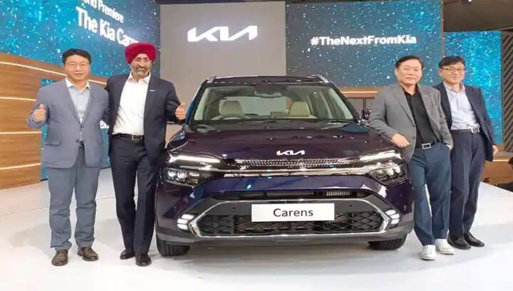 Kia Carensમાં 360 ડિગ્રી કેમેરા, વાયરલેસ ફોન ચાર્જિંગ, મલ્ટીપલ એરબેગ્સ જેવા ફીચર્સ હોઈ શકે છે. ઉપરાંત 10.25-ઇંચ ઓડિયો વિડિયો નેવિગેશન ટેલિમેટિક્સ (AVNT) ડેશ બોર્ડની મધ્યમાં મૂકવામાં આવ્યું છે, જે આધુનિક ટચ આપે છે.