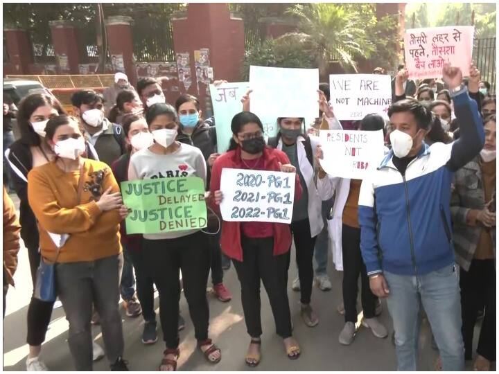 Doctors on strike in LNJP and Safdarjung hospitals of Delhi, know the demands ann Doctors Strike in Delhi: दिल्ली में किसके भरोसे मरीज! कोरोना की तीसरी लहर की आहट के बीच हड़ताल पर गए डॉक्टर्स