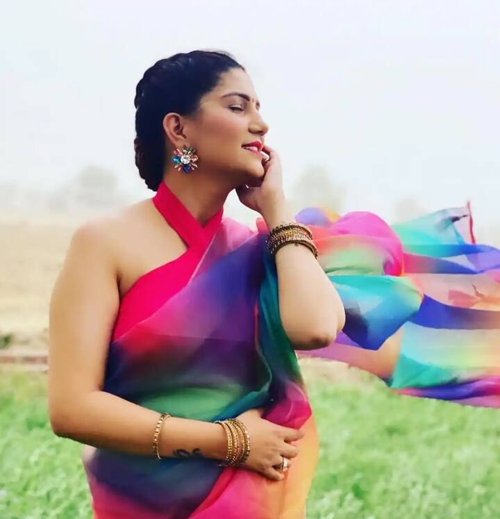 वहीं biographywiki.net वेबसाइट के अनुसार सपना चौधरी के पास करीब 50 करोड़ रुपये की नेटवर्थ है. सपना हरियाणवी गानों के अलावा बॉलीवुड की फिल्म 'वीरे की वेडिंग' में भी एक स्पेशल डांस नंबर 'हट जा ताऊ' पर परफॉर्म कर चुकी हैं.