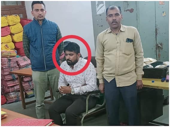 Udaipur News: सरकारी कार्यक्रम में रिश्वतखोरी, उदयपुर नगर निगम का अभियंता दफ्तर से रंगे हाथ पकड़ाया Udaipur News: सरकारी कार्यक्रम में रिश्वतखोरी, उदयपुर नगर निगम का अभियंता दफ्तर से रंगे हाथ पकड़ाया