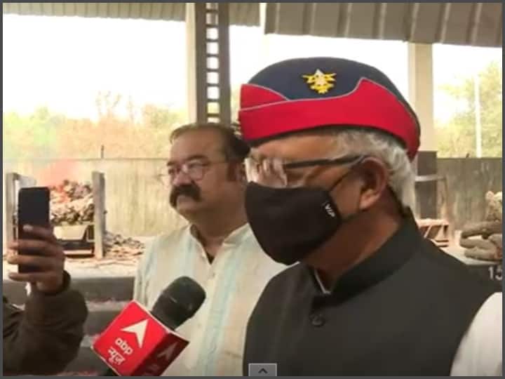 शहीद ग्रुप कैप्टन वरुण सिंह के पिता कर्नल के पी सिंह ने एबीपी न्यूज़ से एक्सक्यूसिव बातचीत में कहा कि हमारे पास आंसू बहाने का वक्त नहीं है, हमको गर्व हो रहा है कि बेटे ने इतनी बड़ी शहादत दी है.