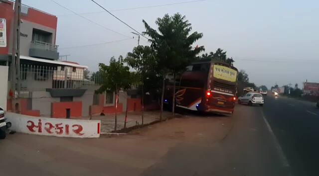 મકાનની પ્રોટેક્શન વોલ તૂટી ગઈ છે.