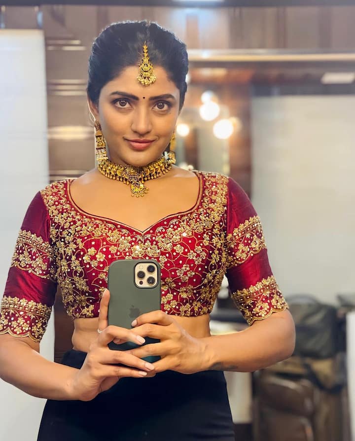 ఆ ఫోటోలు చూసి చీరకట్టుకోవడం మర్చిపోయిందనుకుంటున్నారు నెటిజన్లు. (Image credit: Eesha rebba/ Instagram)