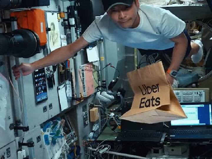 Viral Video of Food Delivered in Space UberEats have delivered food in international space station Watch: अब अंतरिक्ष में भी होने लगी Food Delivery, इस ऐप के जरिए Space में पहुंचाया गया खाना!