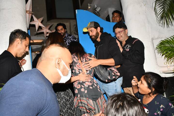 इस दौरान फिल्म के लीड एक्टर्स वाणी कपूर और आयुष्मान खुराना मैचिंग आउटफिट में दिखे. दोनों ने ब्लैक कलर के आउटफिट कैरी किए.