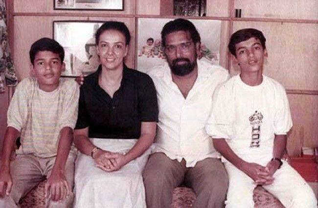 ஜான் ஆப்ரஹாம் தந்தை, தாய் மற்றும் சகோதரர் ஆலன் ஆப்ரஹாமுடன்