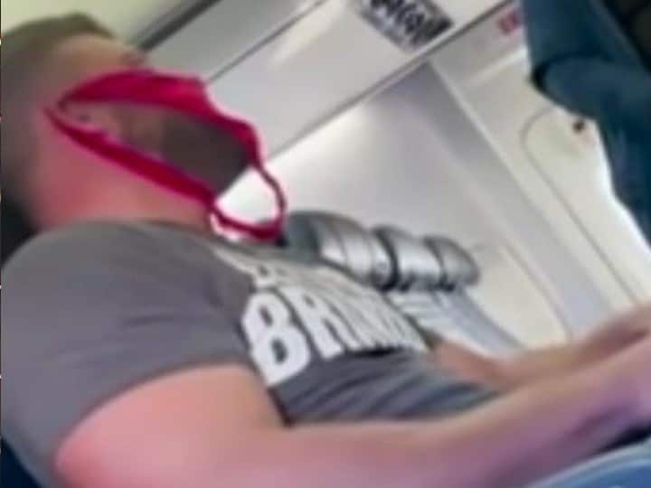 US Flight Bans Guy Who Wore Red Underwear As A Face Mask In Protest Against Mask Mandate అండర్‌వేర్‌ను మాస్కులా పెట్టుకుని విమానమెక్కాడు.. ఆ తర్వాత ఏమైందో చూడండి