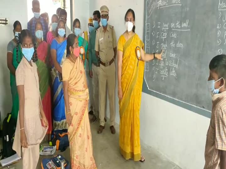 Kanchipuram District Collector Aarthi conducts English grammar lessons for school students. WATCH VIDEO: அரசுப்பள்ளி மாணவர்களுக்கு ஆங்கில இலக்கணம் நடத்தி அசத்திய காஞ்சிபுரம் ஆட்சியர்
