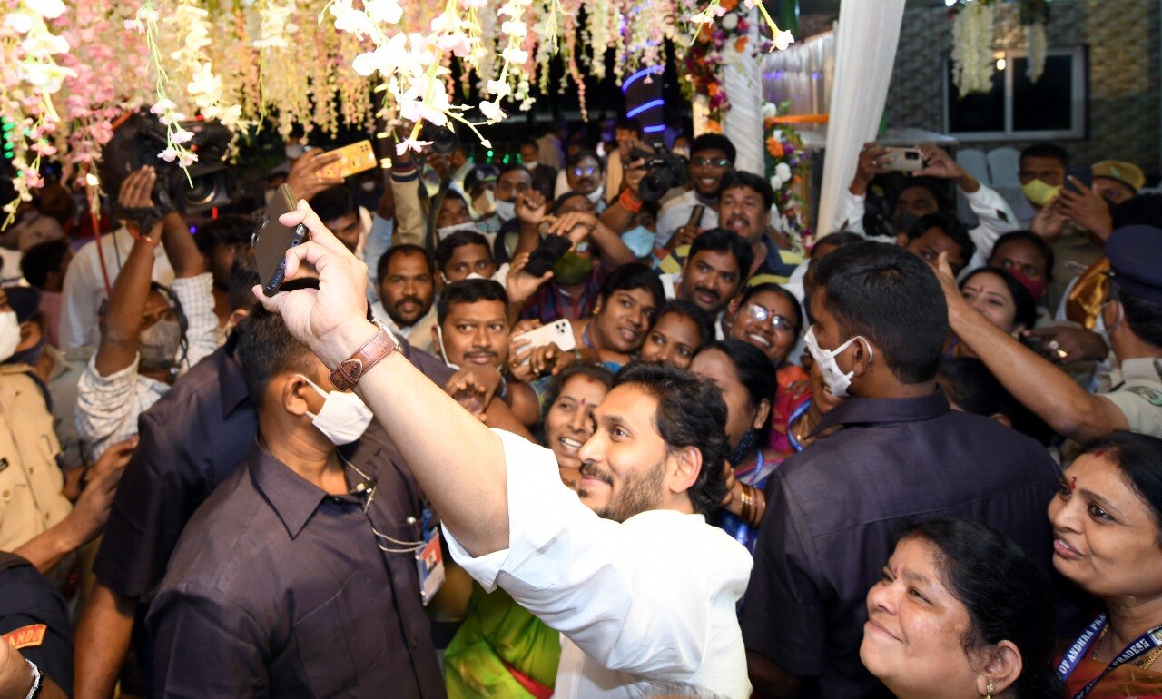 Cm Jagan: విశాఖలో సీఎం జగన్ పర్యటన... పలు అభివృద్ధి కార్యక్రమాలకు శ్రీకారం