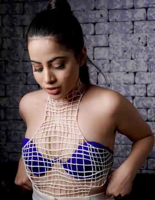 ઉર્ફી જાવેદ સોશિયલ મીડિયા પર ખૂબ એક્ટિવ રહે છે. એટલું જ નહી બિસ બોસ ઓટીટીમાં એન્ટ્રી બાદથી ઉર્ફીના ફોલોઅર્સમાં વધારો થયો છે. ઉર્ફી જાવેદે જ્યારે બ્લૂ  બિકિનીમાં તસવીર શેર કરી હતી તો ફેન્સને ખૂબ પસંદ આવી હતી. (તમામ તસવીરો ઇન્સ્ટાગ્રામ પરથી લેવામાં આવી છે)