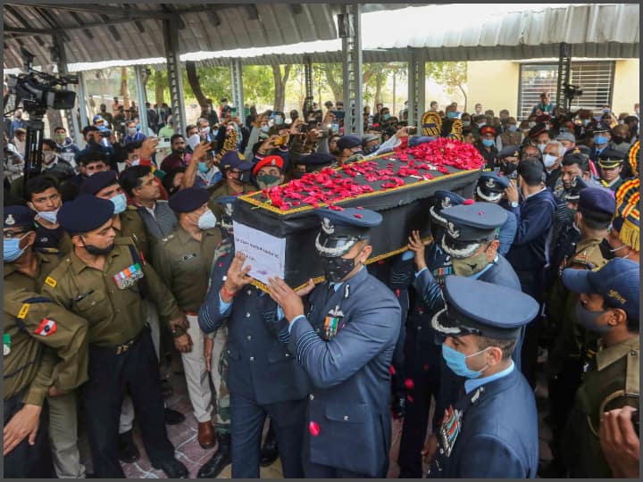 Group Captain Varun Singh: मध्य प्रदेश के भोपाल में आज यानी शुक्रवार को बैरागढ़ शमशान घाट पर सैकड़ों लोगों की उपस्थिति में वायु सेना के ग्रुप कैप्टन वरुण सिंह का राजकीय और सैनिक सम्मान के साथ अंतिम संस्कार किया गया.