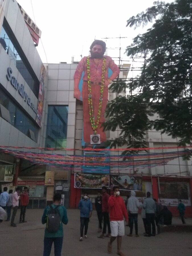 ஆந்திரா, தெலங்கானாவில் புஷ்பா படத்துக்கு சிறப்புக் காட்சிகள் திரையிடப்பட்டன