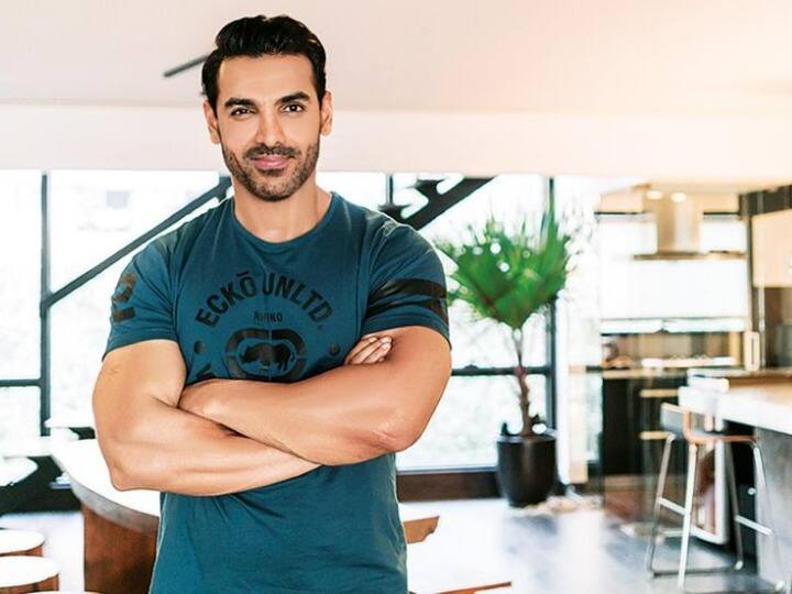 John Abraham Birthday: आज जॉन अब्राहम (John Abraham) का जन्मदिन है. वहीं बात की जाए उनके आलीशान घर की जो मुंबई के बैंड स्टैंड इलाके में स्थित है. एक्टर का घर किसी जन्नत से कम नहीं हैं, यह घर समंदर के ठीक सामने है और इसे खुद जॉन अब्राहम के आर्किटेक्ट भाई एलन अब्राहम (Alan Abraham)  ने डिजाइन किया है.