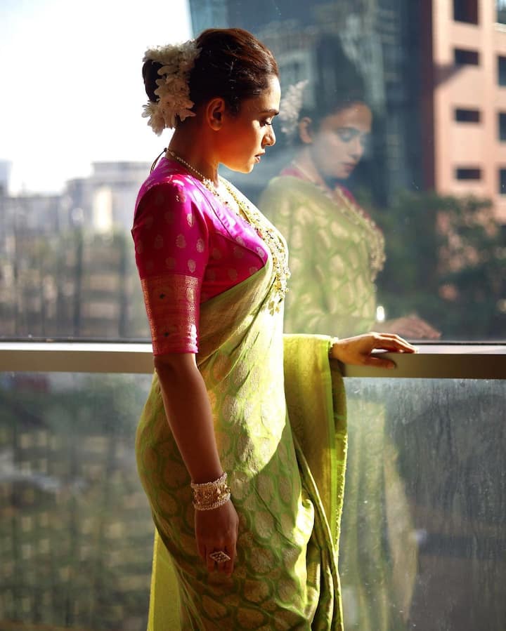 ‘नटरंग’ आणि ‘कट्यार काळजात घुसली’ यांसारख्या सिनेमांतून संपूर्ण महाराष्ट्राचे प्रेम मिळवणारी अभिनेत्री म्हणजे अमृताने खानविलकर. (Photo:@amrutakhanvilkar/IG)