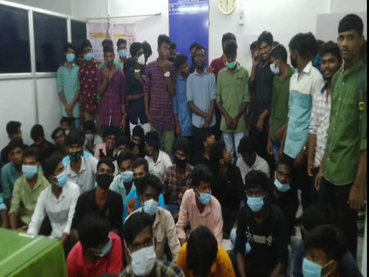 காப்பாளர் மாற்றத்திற்கு எதிர்ப்பு: கலெக்டர் அலுவலகத்தில் மாணவர்கள் தர்ணா.. டீ கொடுத்து சமரசம் செய்த அதிகாரிகள்! Vellore Students protest against transfer of hostel warden காப்பாளர் மாற்றத்திற்கு எதிர்ப்பு: கலெக்டர் அலுவலகத்தில் மாணவர்கள் தர்ணா.. டீ கொடுத்து சமரசம் செய்த அதிகாரிகள்!