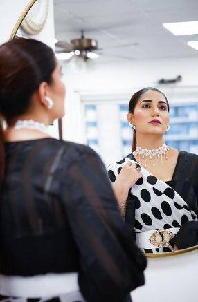 कभी फैमिली के लिए दो वक्त की रोटी के पैसे मुश्किल से कमा पाने वाली सपना चौधरी के पास आज ऑडी Q7 और BMW7 जैसी लग्जरी गाड़ियां हैं. इसके अलावा दिल्ली से सटे नजफगढ़ इलाके में उनके पास एक शानदार बंगला भी है.