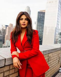 Priyanka Chopra Photos: ਕਾਤਲ ਅੱਖਾਂ, ਖੂਬਸੁਰਤ ਮੁਸਕਰਾਹਟ ਅਤੇ ਲਾਲ ਪੈਂਟ ਸੂਟ 'ਚ ਪ੍ਰਿਯੰਕਾ ਚੋਪੜਾ ਨੇ ਢਾਹਿਆ ਕਹਿਰ