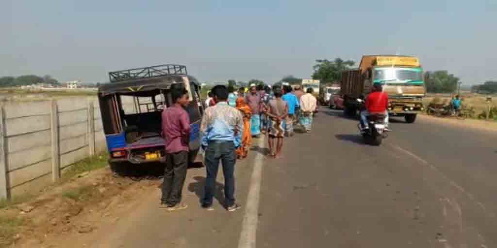 West Midnapur News: বাসকে পাস দিতে গিয়ে উল্টে গেল অটো, মৃত ১, আহত ৫ West Midnapur one person dies as auto turned over at Kharagpur West Midnapur News: বাসকে পাস দিতে গিয়ে উল্টে গেল অটো, মৃত ১, আহত ৫