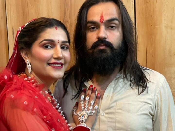 बता दें कि सपना ने हरियाणवी सिंगर और एक्टर वीर साहू से शादी की थी. अब वीर साहू और सपना चौधरी एक बेटे के पैरेंट्स हैं.