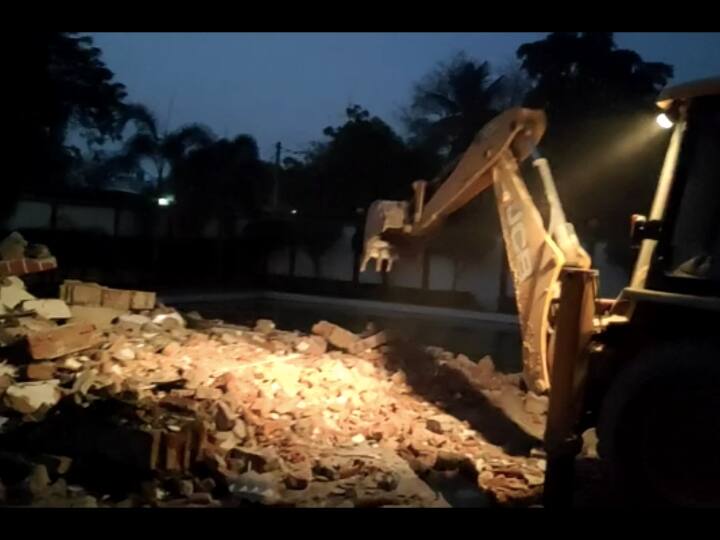 Mau RN Singh Mukhtar Ansari uttar pradesh bulldozer gram sabha land inside boundary demolished by district administration ANN Mau News: मुख्तार अंसारी के सहयोगी ठेकेदार के घर चला योगी सरकार का बुलडोजर