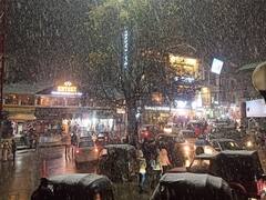 Fresh Snowfall Manali: मनाली में हुई सीजन की पहली बर्फबारी, सफेद चादर में लिपटा मॉल रोड, देखें तस्वीरें