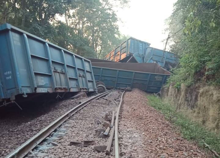 Goods Train Derailed: राजस्थान के जैसलमेर में मालगाड़ी के 15 से ज्यादा डिब्बे पटरी से उतरे, रेल सेवा प्रभावित Rajasthan Jaisalmer Train Accident More than 15 coaches of goods train derailed, rail service affected Goods Train Derailed: राजस्थान के जैसलमेर में मालगाड़ी के 15 से ज्यादा डिब्बे पटरी से उतरे, रेल सेवा प्रभावित