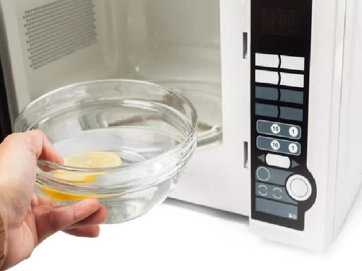 Health Tips: आजकल हर घर के किचन में माइक्रोवेव (Microwave) जरूर मिल जाएगा. इसमें कोई भी चीज बड़ी आसानी से बन जाती है. इसके साथ ही इसमें चीजें भी बहुत जल्दी गर्म की जा सकती है. लेकिन, क्या आपको पता है कि खाने की कई ऐसी चीजें हैं जिसे माइक्रोवेव में बिल्कुल गर्म नहीं करना चाहिए. इससे शरीर को कई तरह के नुकसान का सामना करना पड़ सकता है. चलिए जानते हैं उन फूड्स के बारे में जिन्हें माइक्रोवेव में गर्म नहीं करना चाहिए. (PC: Freepik)