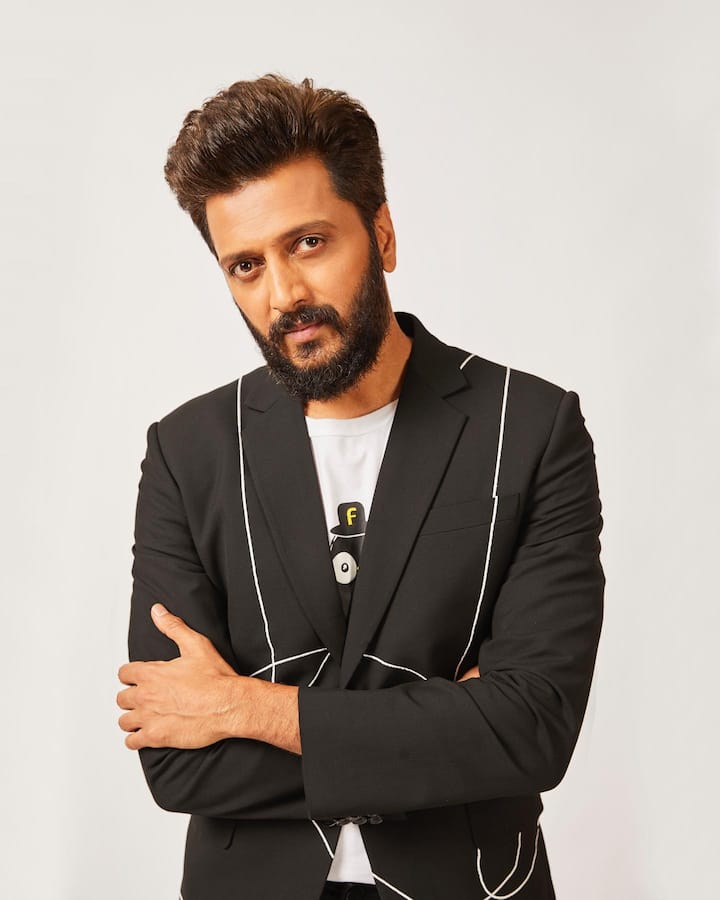 महाराष्ट्राचे माजी मुख्यमंत्री विलासराव देशमुख आपल्या स्पष्टवक्तेपणामुळं प्रसिद्ध होते. त्यांच्या हजरजबाबीपणा देखील अनेकवेळा अनुभवायला मिळायचा. त्यांचा मुलगा अभिनेता रितेश देशमुखनं देखील त्यांच्या स्पष्टवक्तेपणाची काही उदाहरणं सांगितली आहेत. (Photo:@facebook/Riteishd)